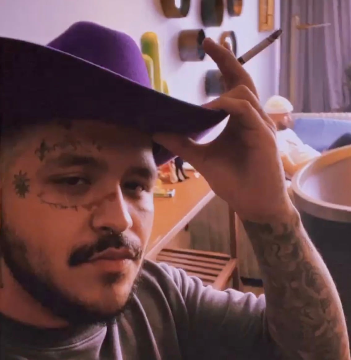 Christian Nodal nos engañó; iba a dejar el cigarro y aparece fumando