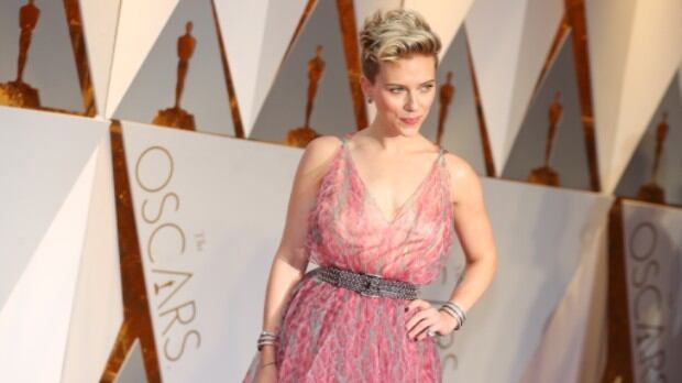 Scarlett Johansson acusa a inteligencia artificial del chatbot OpenAI de copiar su voz en la película “Ella” pese a que se los prohibió