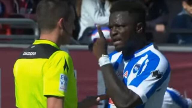 Sulley Montari le recriminó al árbitro.