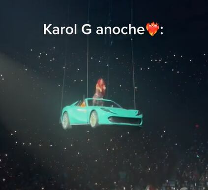 Karol G aparece volando en el Strip Love Tour.