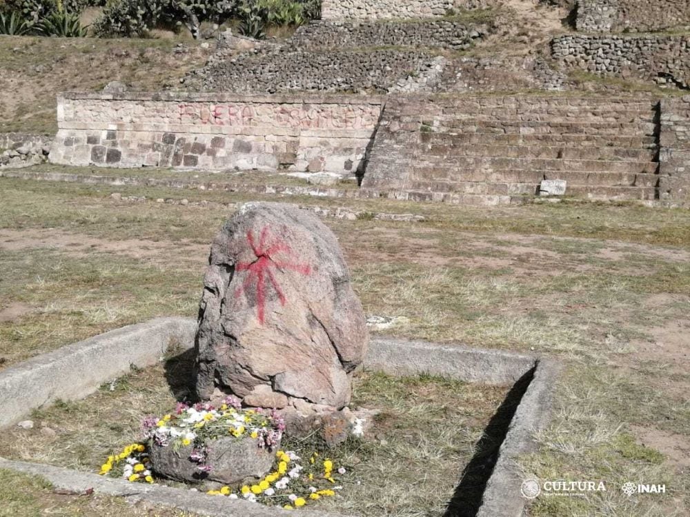 Vandalizan pirámide y monolito de Huapalcalco con grafito