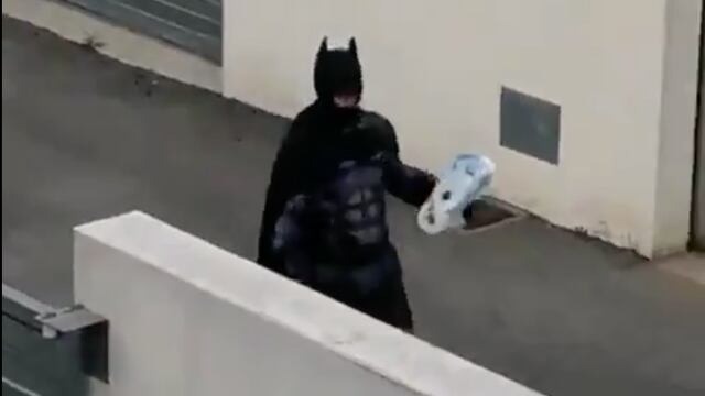 Batman salió a repartir papel de baño