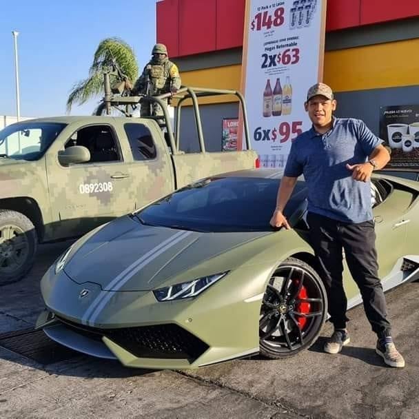 Juan en su Lamborghini