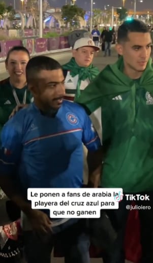 Aficionado de Arabia Saudita con playera del Cruz Azul