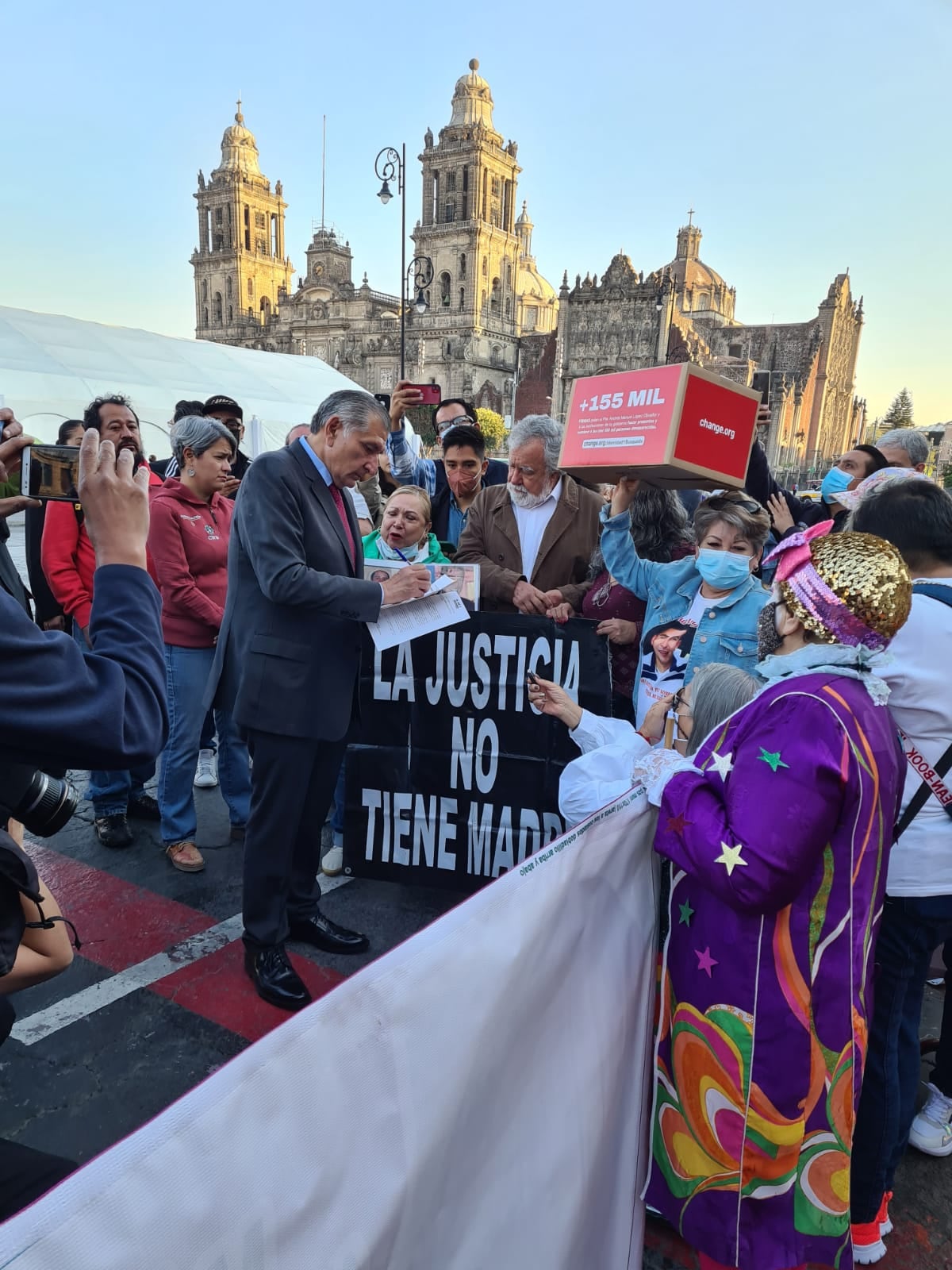 Adán Augusto López y Alejandro Encinas reciben a Movimiento por nuestros desaparecidos protesta a fuera de Palacio Nacional/ @A_Encinas_R