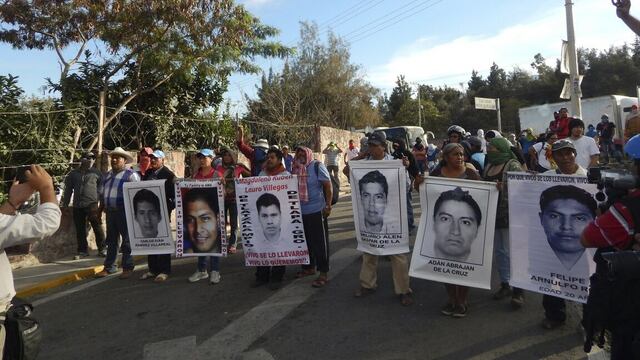 adres de los 43 normalistas desaparecidos de la Normal Rural de Ayotzinapa en una manifestación el pasado 12 de enero. Foto: José I. Hernández / Cuartoscuro