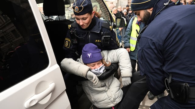 La activista Greta Thunberg fue detenida por bloquear el parlamento de Suecia