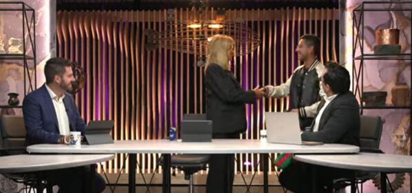 Adela Micha paga apuesta tras resultado de la Selección Mexicana