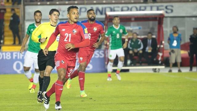 Henríquez enfrentando al Tri por un boleto a Copa del Mundo.