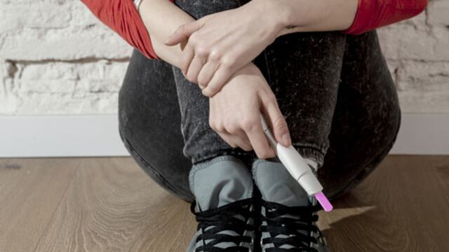 Adolescente enfrenta cargos por homicidio tras la muerte de su bebé