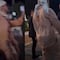 Bad Bunny se enoja con fan: “Hay que respetar”, dice tras arrojarle celular (VIDEO)