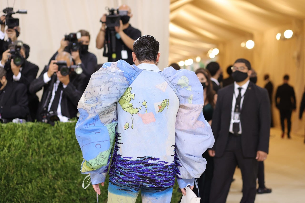 Dan Levy asiste al Met Gala 2021, con un traje que habla de la homofobia.