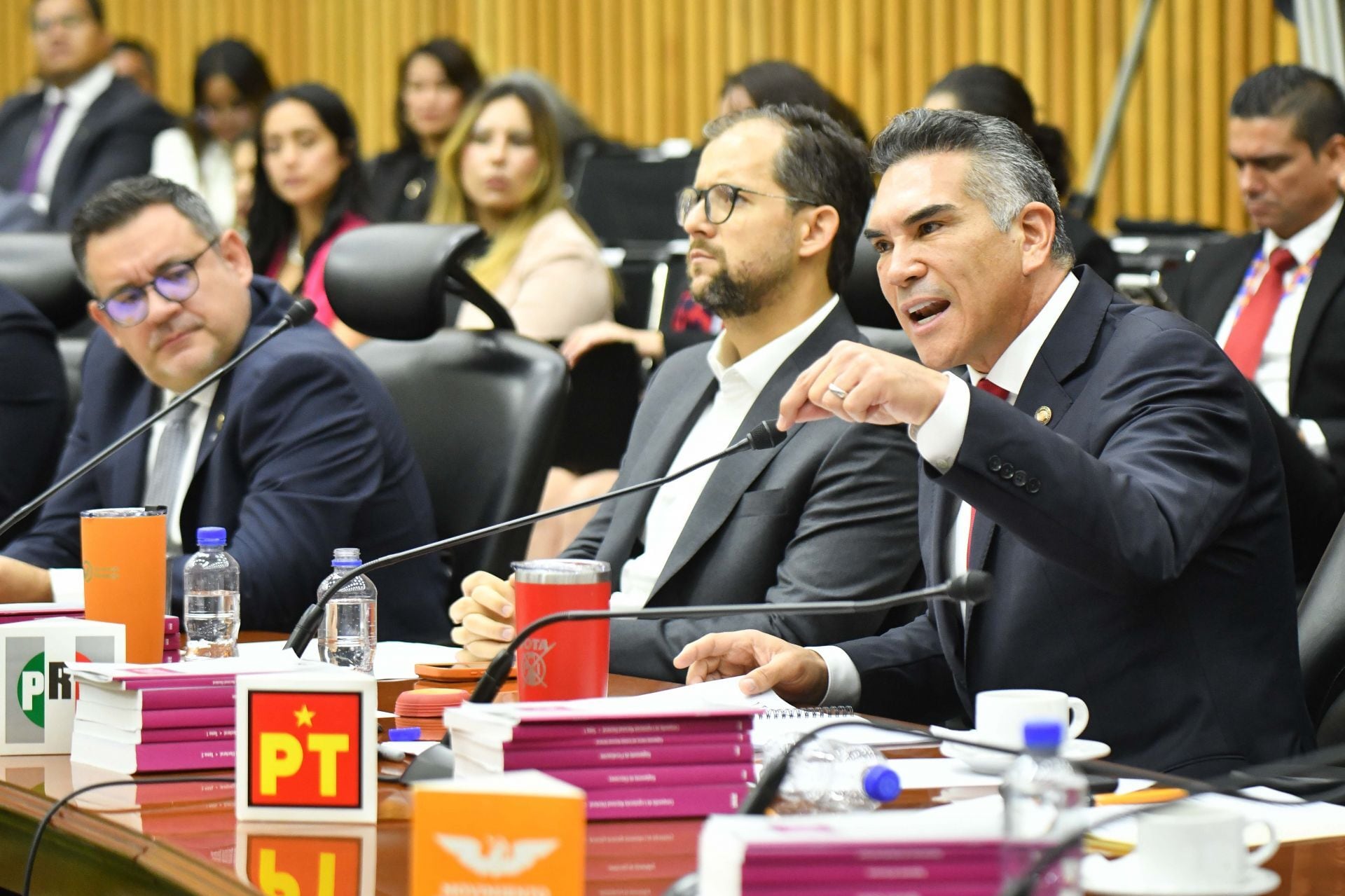 El INE ordenó nuevamente a Alejandro Moreno y al PRI no referirse como “narcopartido” a Morena; considera señalamientos “calumniosos”