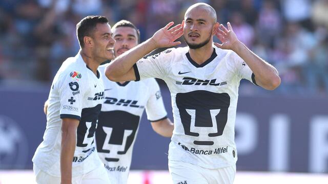 Carlos González festeja su gol.