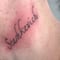 Vende espacios de su piel para tatuarse publicidad
