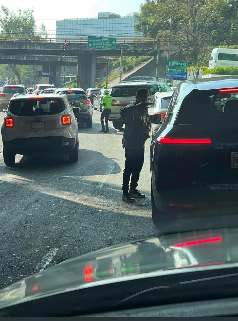 Captan asalto con pistola a automovilista en Paseo de Tamarindos, en Santa Fe