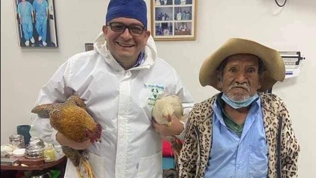 Adulto mayor paga a médico con dos gallinas