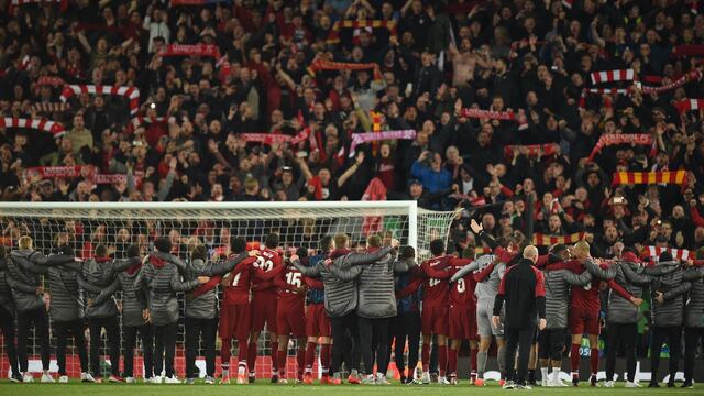 Aficionados del Liverpool le cantaron a sus héroes