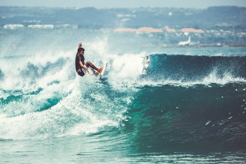 Hombre surfeando.