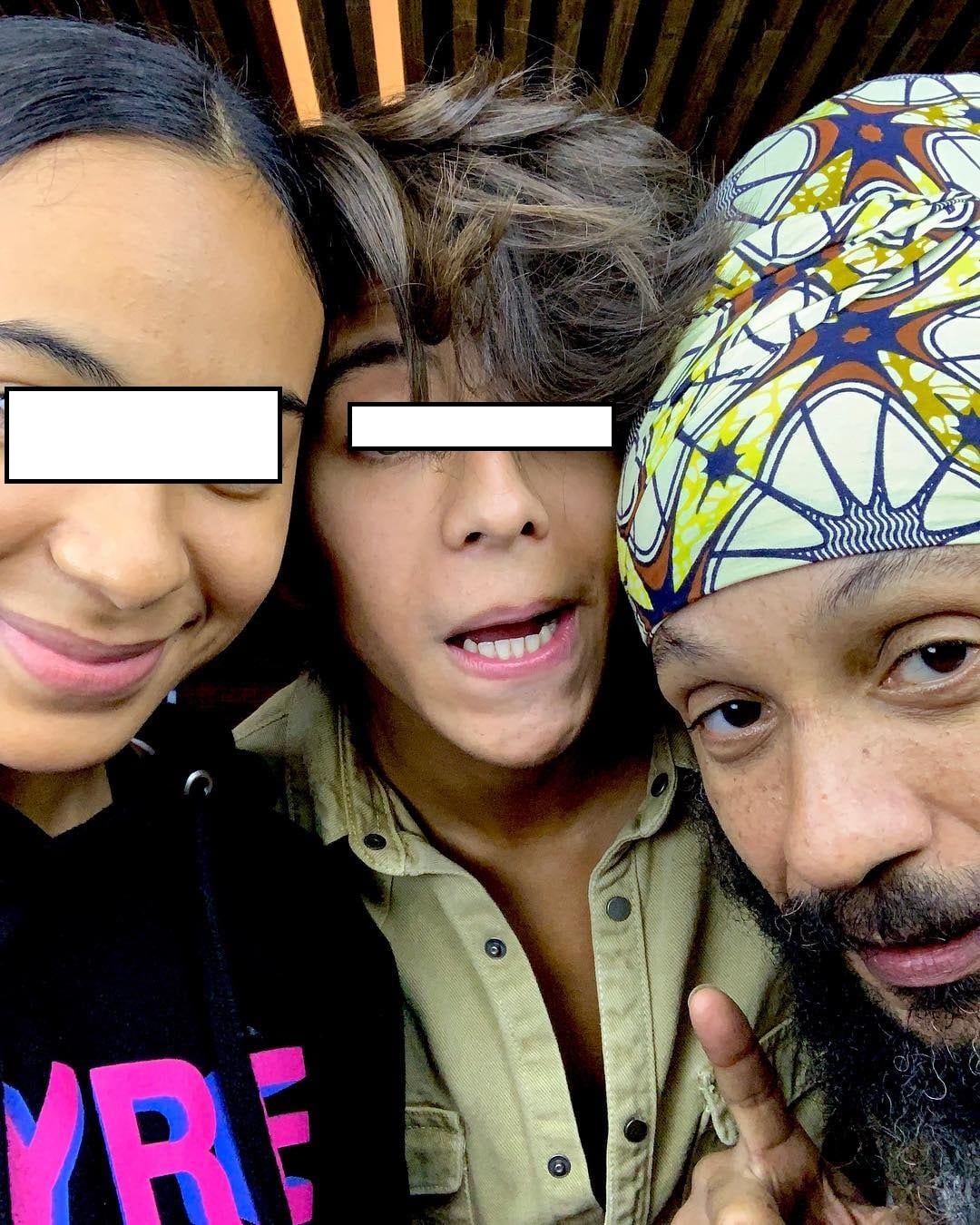 Fidel Nodal y sus hijos.