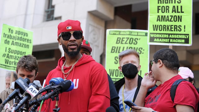 Trabajadores de Amazon en Nueva York celebran la creación del primer sindicato en Estados Unidos