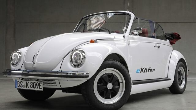 Volkswagen convierte vocho en auto eléctrico