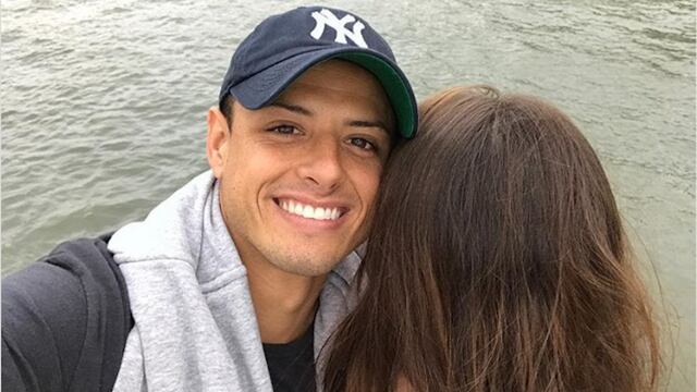 Chicharito publicó una fotografía junto a una mujer misteriosa