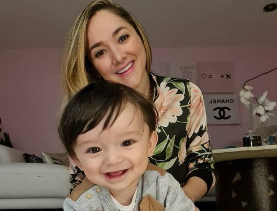 Sherlyn junto a su hijo André