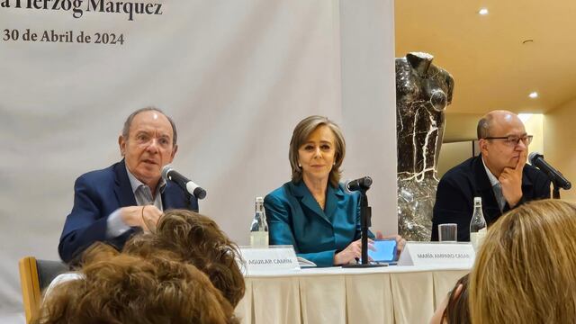María Amparo Casar junto a Héctor Aguilar Camín y Jesús Silva Herzog