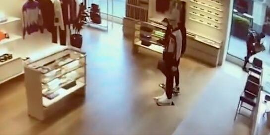 Ladrón se desmaya tras chocar con una ventana en su intento de huida