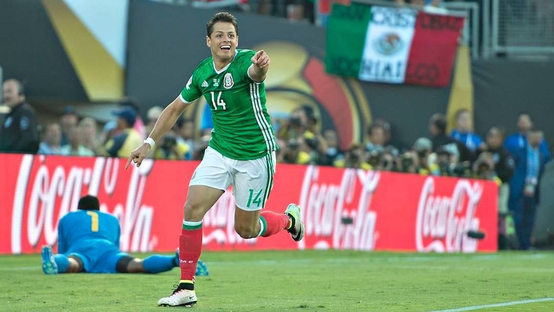 ‘Chicharito’ festeja gol con México.