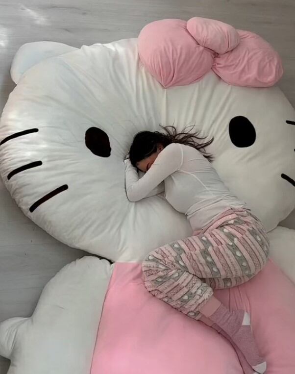 Cama gigante de Hello Kitty