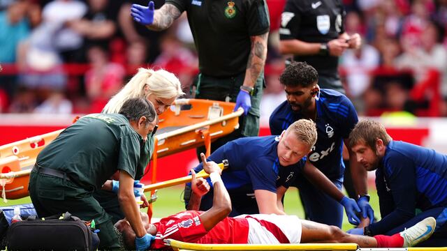 Jugador de la Premier League sufre una terrible fractura