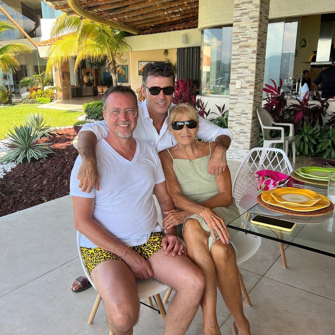Leonardo García, Andrés García Jr. y su mamá Sandra Vale.