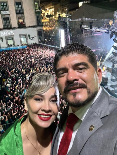 Zenyazen Escobar García junto a su esposa Liliana López