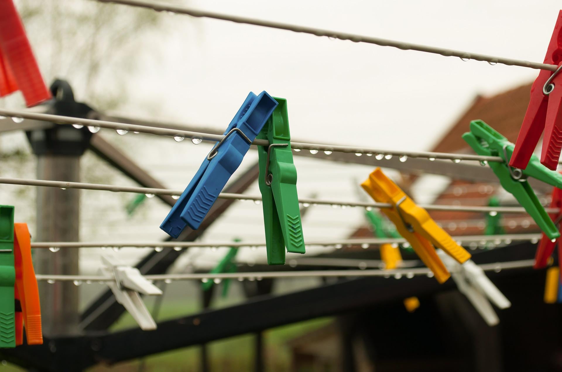 Pinzas de ropa en tendedero