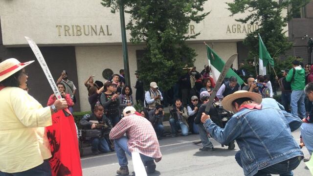 Agrupados en el Frente de los Pueblos en Defensa de la Tierra, los manifestantes partieron del Ángel de la Independencia y llegaron al Tribunal Agrario. Foto/@masde131