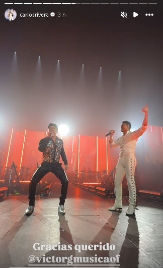 Carlos Rivera canta con Victor García en la Arena Monterrey.