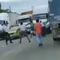 Captan en video a traileros golpeando a agentes de tránsito en Veracruz