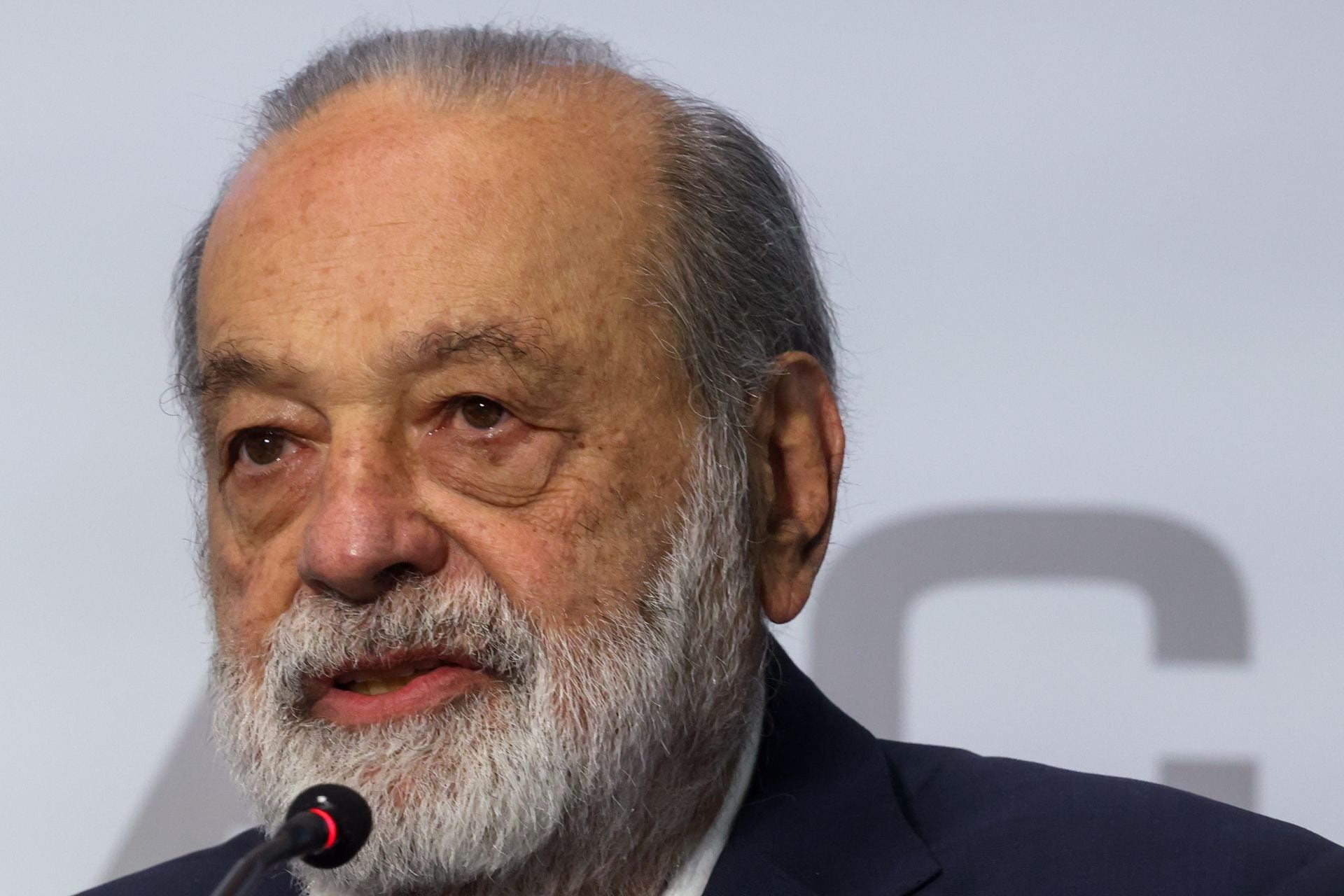 Carlos Slim respalda reglas para el uso de celulares en escuelas de México