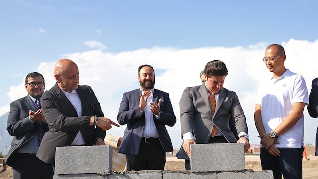 Quanta Computer ya es una realidad en Nuevo León; Samuel García colocó la primera piedra