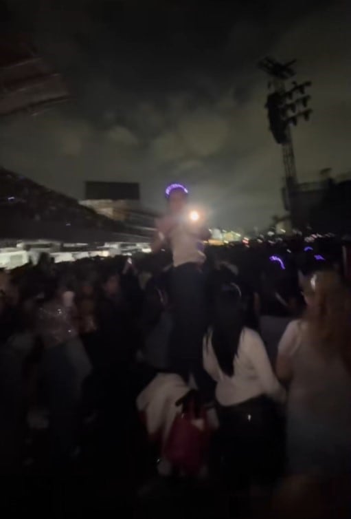 Mujer entró a concierto de Shakira en CDMX en silla de ruedas y la usó para pararse sobre ella