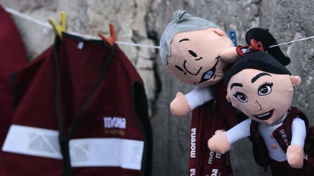 Figuras de tela del presidente Andrés Manuel López Obrador y de Claudia Sheinbaum