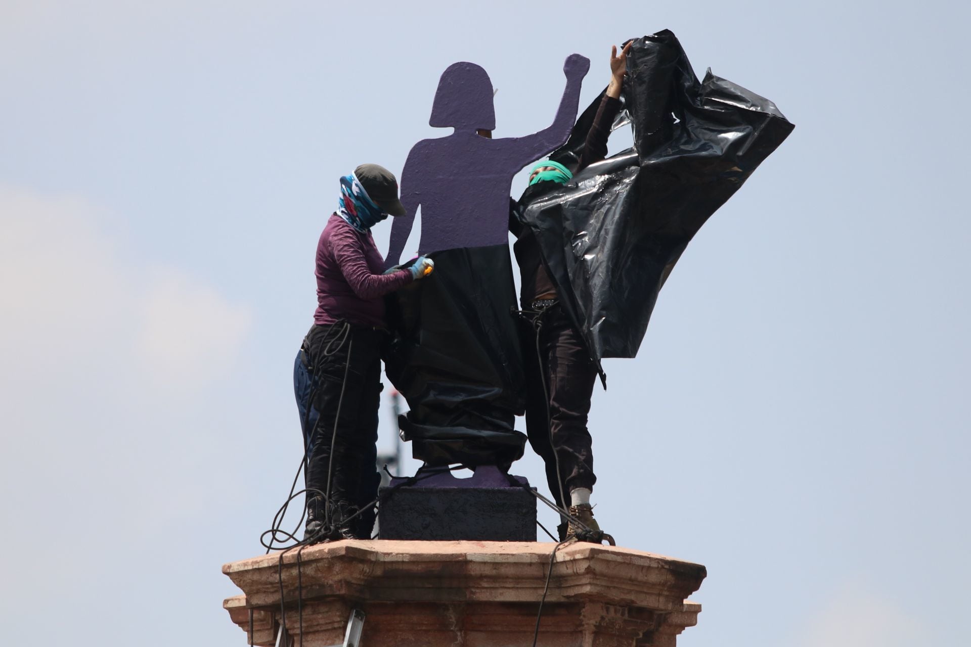 Feministas intervienen Glorieta de Colón