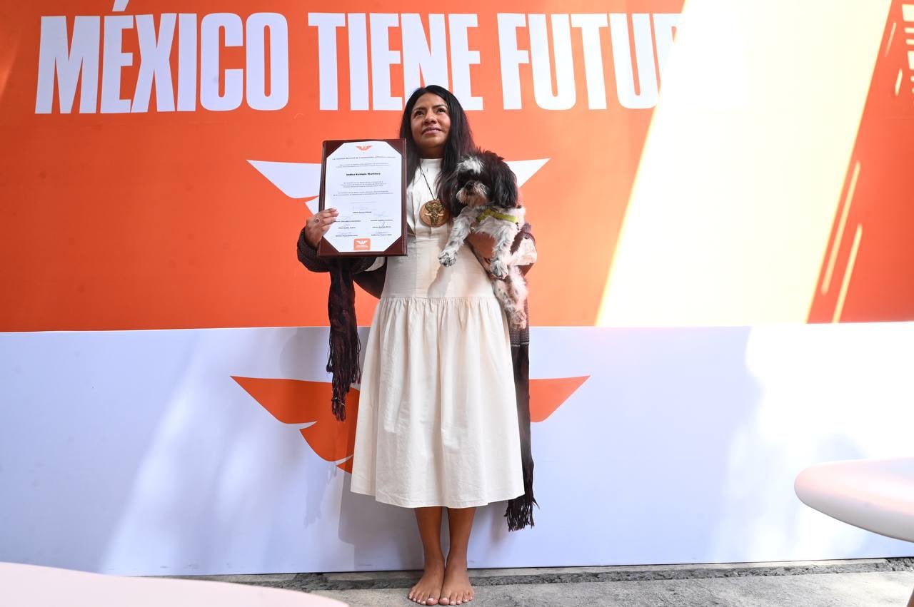 Indira Kempis asistió descalza a su registro como precandidata de MC