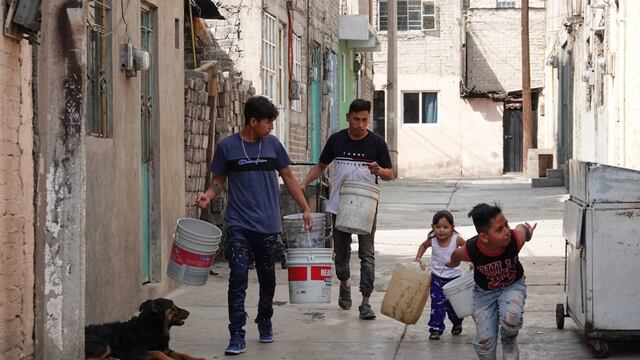 Vecinos de la colonia Degollado, en la alcaldía Iztapalapa, llenan botes y tambos que son suministrados por pipas de agua