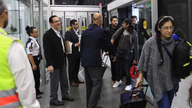 Mexicanos vuelven tras cuarentena en Francia