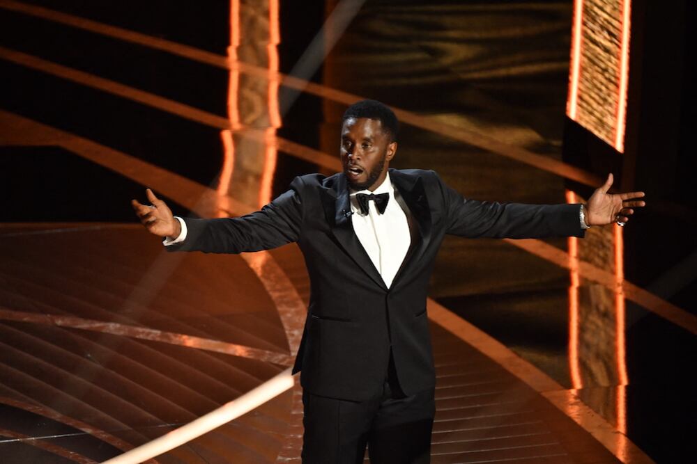 Sean "Diddy" Combs salió al escenario de los Oscar 2022 y para calmar los ánimos pidió a los actores arreglar sus problemas.