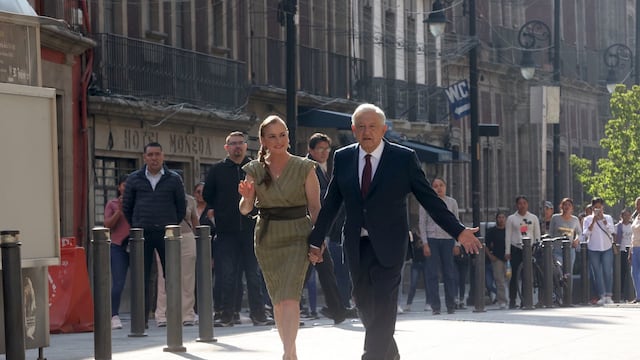 El presidente de los Estados Unidos Mexicanos, Andrés Manuel López Obrador sale de Palacio Nacional junto con su esposa Beatriz Gutiérrez Müller para emitir su voto en las elecciones presidenciales 2024
