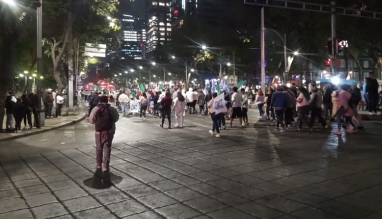 Manifestantes cierran ambos sentidos a la altura del Ángel de la Independencia en la avenida Paseo de la Reforma